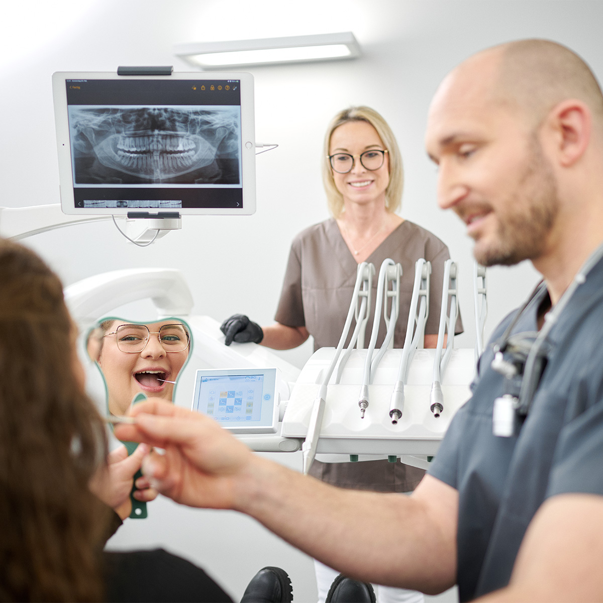 Freundliches Zahnarztteam in der Dentafamily Zahnarztpraxis Margetshöchheim berät Sie umfassend zur Mundgesundheit.