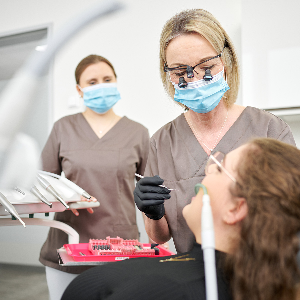 Eine freundliche ZFA von Dentafamily führt eine professionelle Zahnreinigung in Margetshöchheim durch.