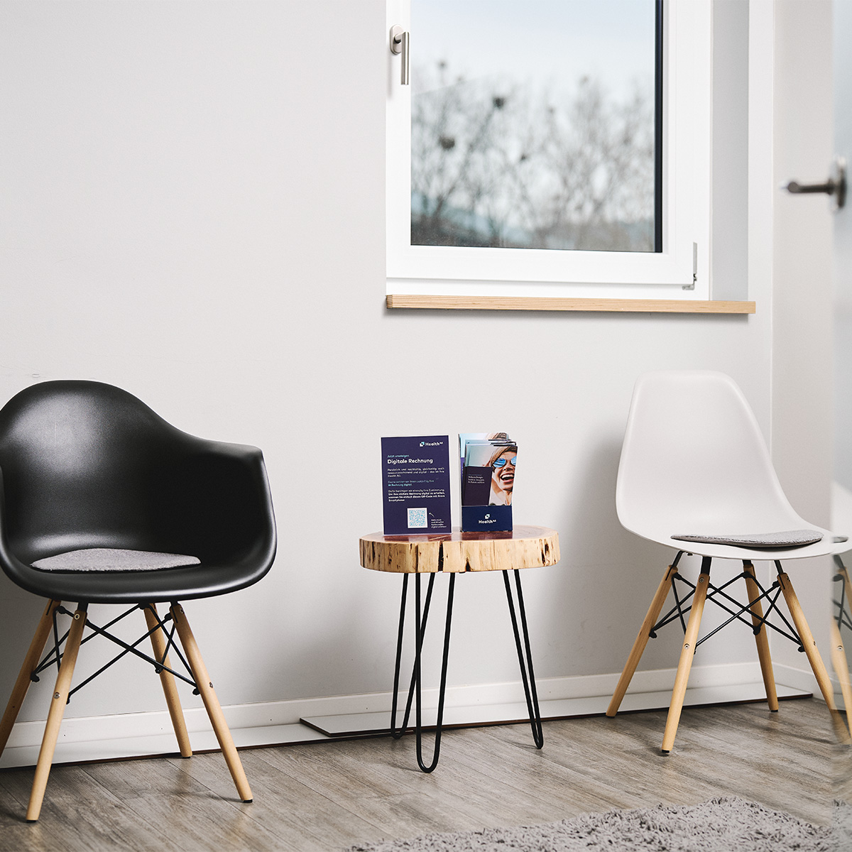 Wartebereich der Zahnarztpraxis Dentafamily in Margetshöchheim mit freundlicher Atmosphäre.